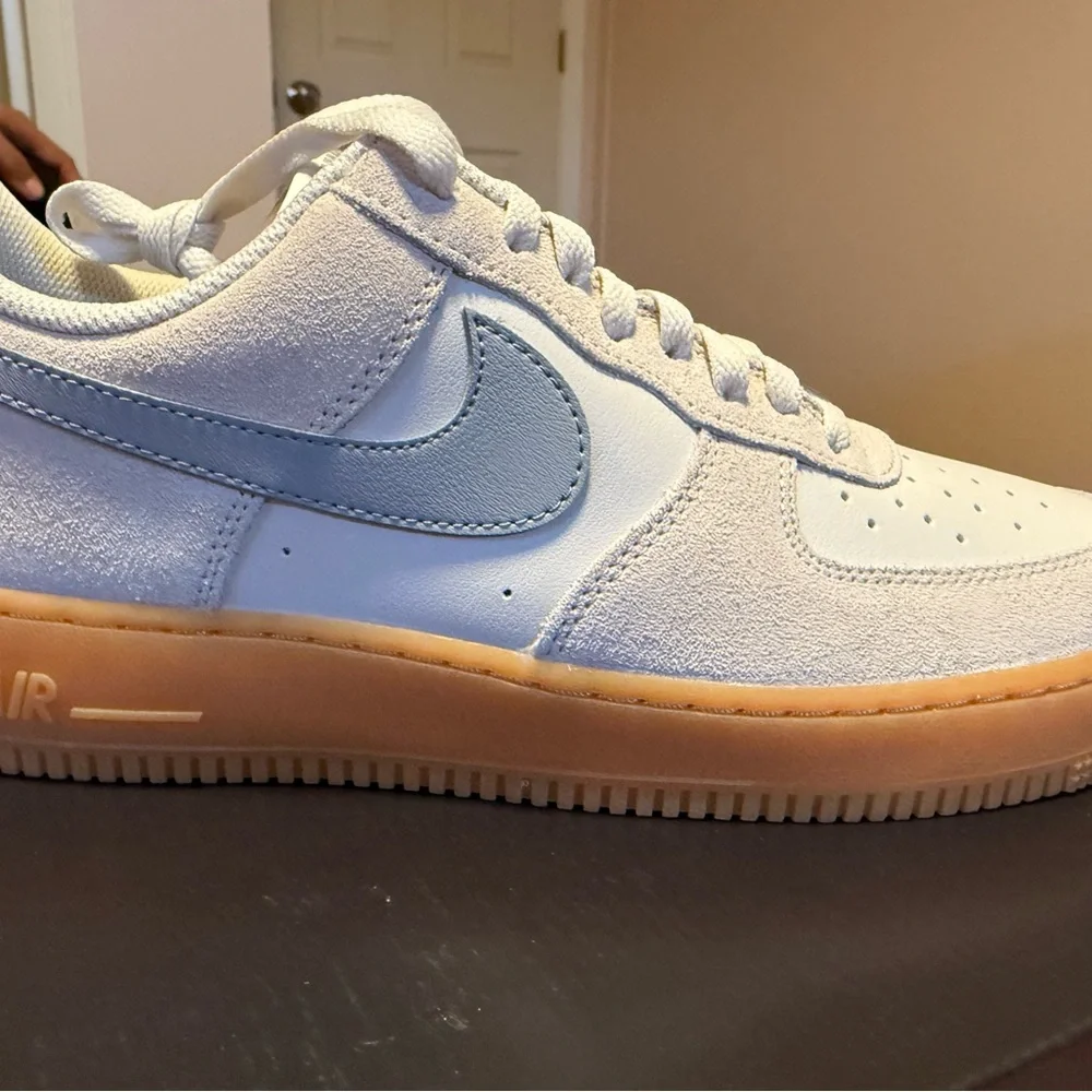 AIR FORCE 1 '07 LV8 - Picture 1 of 2